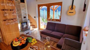 Luxury Cottage | Living room | Fireplace, books