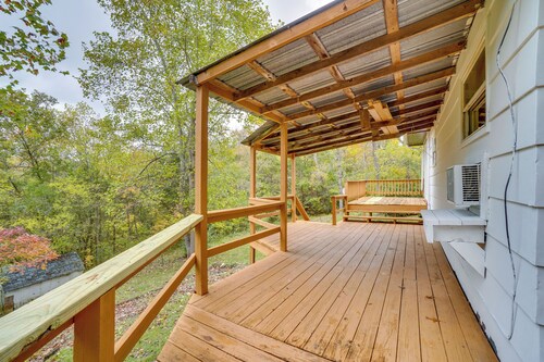 Rustic Retreat w/ Deck: 1 Mi to Table Rock Lake