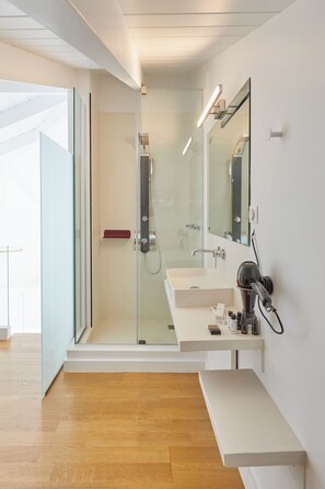 Clock Tower Grand View Suite | Baño | Ducha, cabezal de ducha tipo lluvia, secador de pelo y albornoces