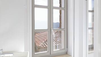 Executive Suite Balcony | Badeværelse | Bruser, brusehoved med spredningseffekt, hårtørrer, badekåber