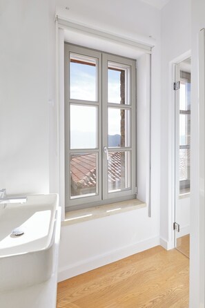 Executive Suite Balcony | Baño | Ducha, cabezal de ducha tipo lluvia, secador de pelo y albornoces