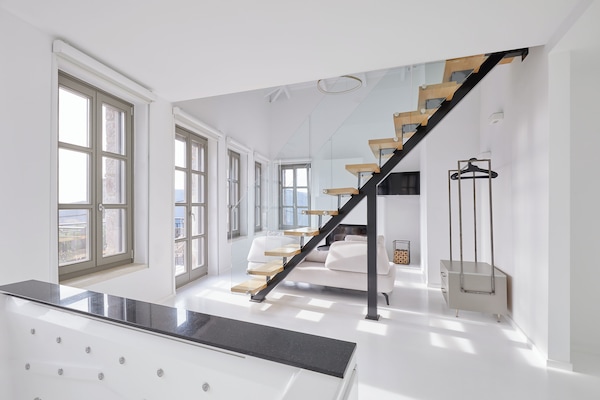 Televisión LED, chimenea, computadora, monitor de computadora