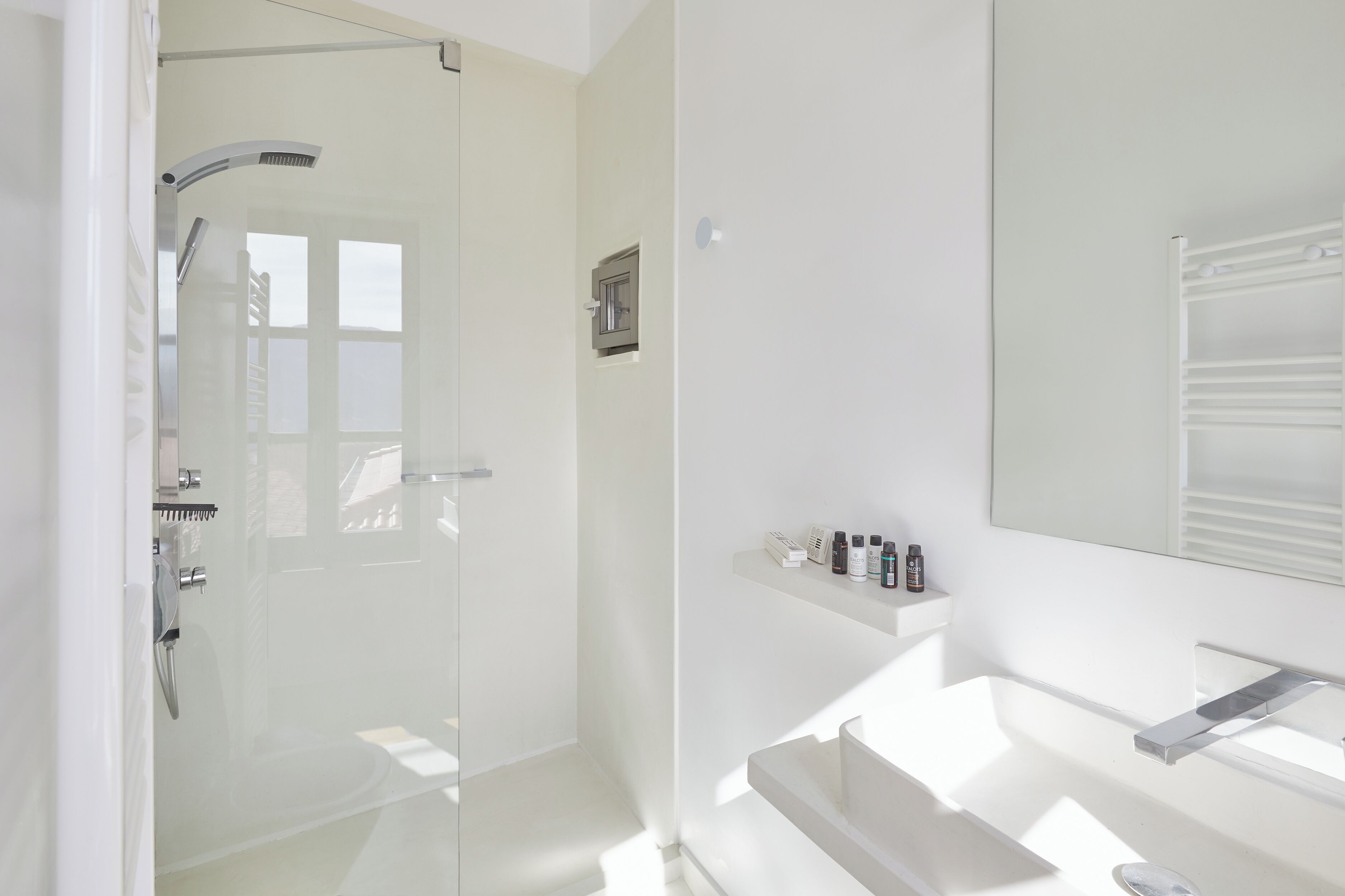 Executive Suite Balcony | Bathroom | Shower, rainfall showerhead, hair dryer, bathrobes