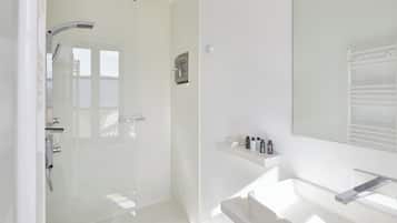 Executive Suite Balcony | Bathroom | Shower, rainfall showerhead, hair dryer, bathrobes