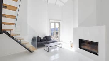 Clock Tower Suite | Wohnbereich | 45-Zoll-LED-Fernseher mit Kabelempfang, Fernseher, Kamin