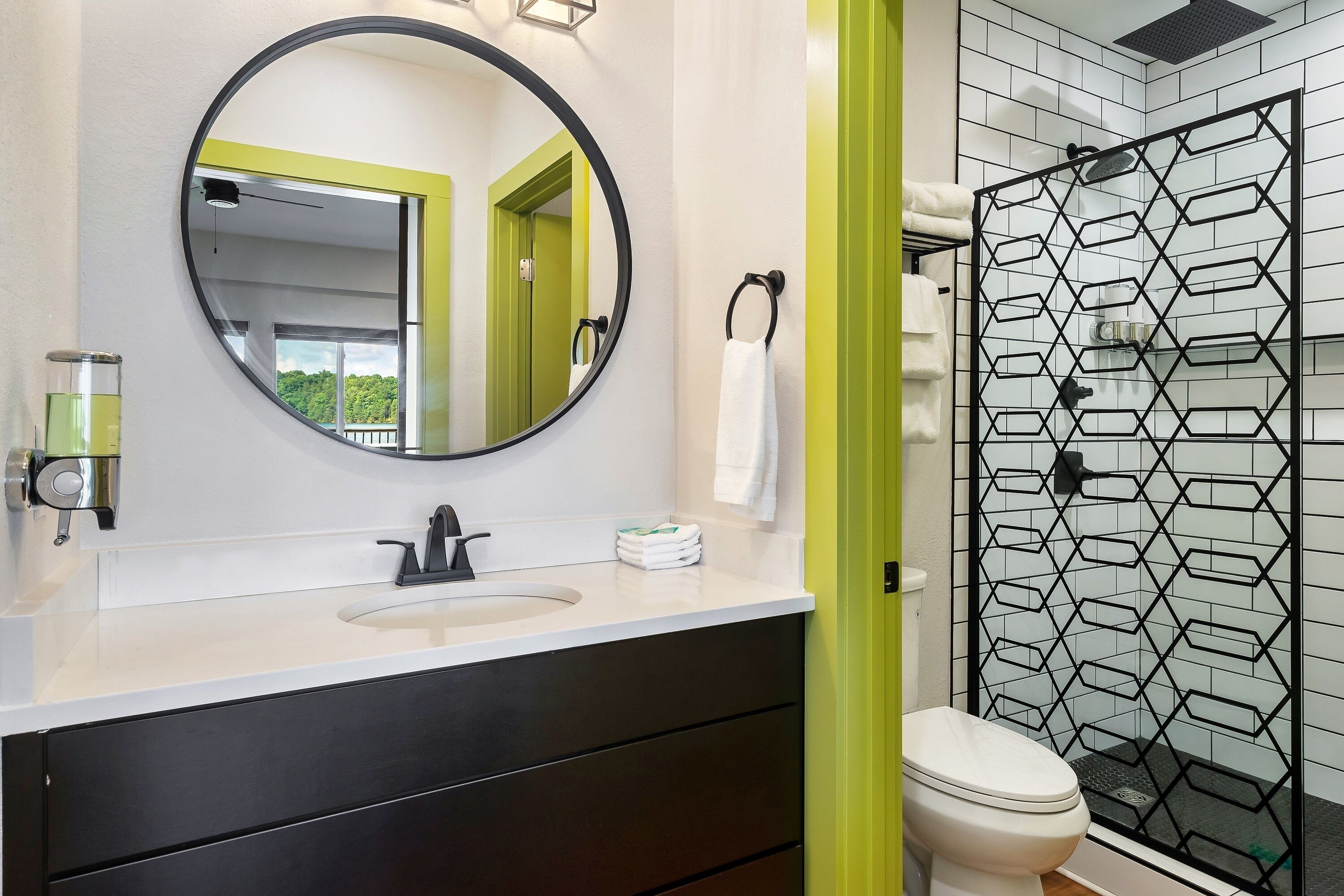 No Wake Zone - Lake View / Mountain View / Fire Pit / Corn Hole / Hot Tub