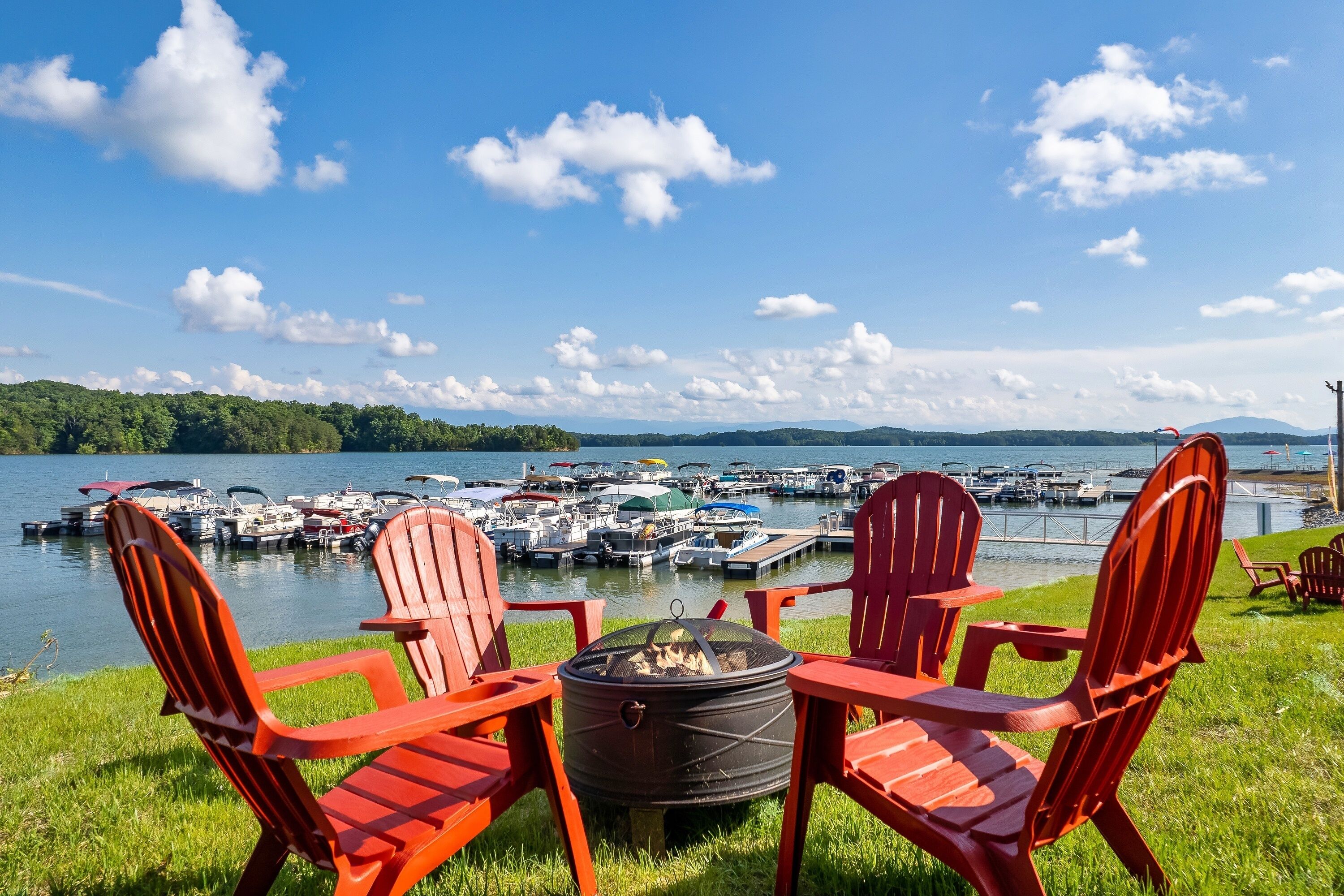 Lake Escape - Lake View / Mountain View / Fire Pit / Corn Hole / Hot Tub