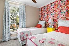 4 bedrooms, iron/ironing board, WiFi, bed sheets
