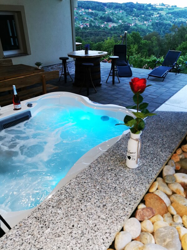 Tina de hidromasaje al aire libre