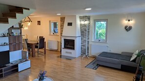 Casa | Área de sala de estar | Televisión de pantalla plana y chimenea 