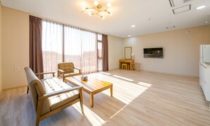 Perhehuone | Ylelliset vuodevaatteet, työpöytä