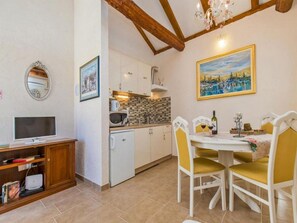 獨棟房屋 (Four Bedroom Holiday Home with Swimmi) | 餐廳