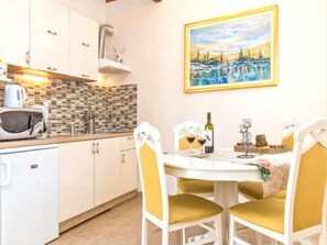 House (Four Bedroom Holiday Home with Swimmi) | Interior
