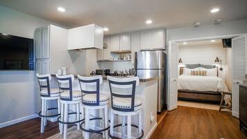 1 habitación, tabla de planchar con plancha, internet y ropa de cama