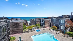 Un hotel moderno con piscina y vista al océano.