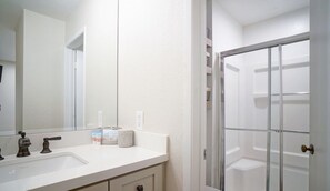Een douche, een haardroger