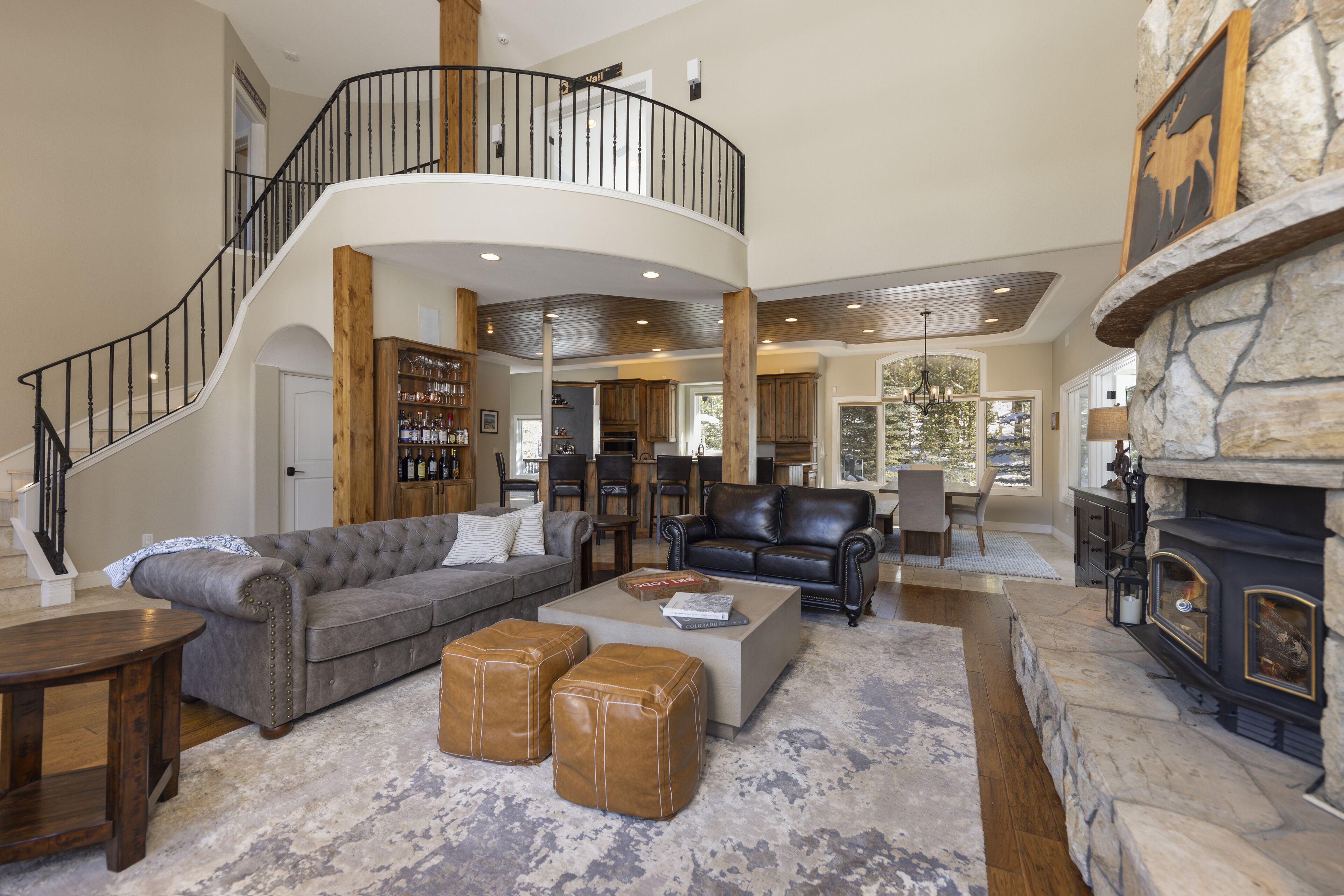 TV, lareira, mesa de pingue-pongue, aparelho de som