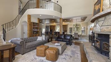 TV, lareira, mesa de pingue-pongue, aparelho de som