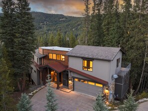Exterior - Parade of Homes triple award winning estate, short WALK TO SLOPES, sprawling modern luxury!! (Copper Mountain)