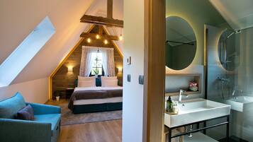 Royal Double Room | Bathroom | Shower, free toiletries, hair dryer, heated floors