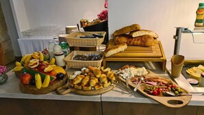 A buffet with various food items including fruits, bread, and cheese. - Plitvice Holiday Lodge (Plitvicka Jezera)