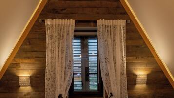 Kamar Double Royal | Seprai premium, selimut bulu angsa, dan didekorasi berbeda-beda