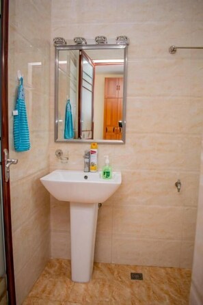 Shower, free toiletries, slippers, bidet - Stay.Plus Kileleshwa Furnished Apartment (Nairobi)