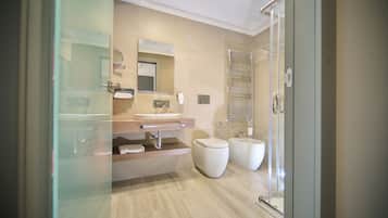Camera Superior | Bagno | Doccia, soffione a pioggia, asciugacapelli, bidet