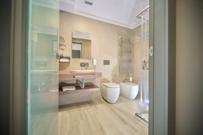 Superior Room | Bilik Mandi | Pancuran mandi, hulu semburan mandi hujan, pengering rambut, bidet 