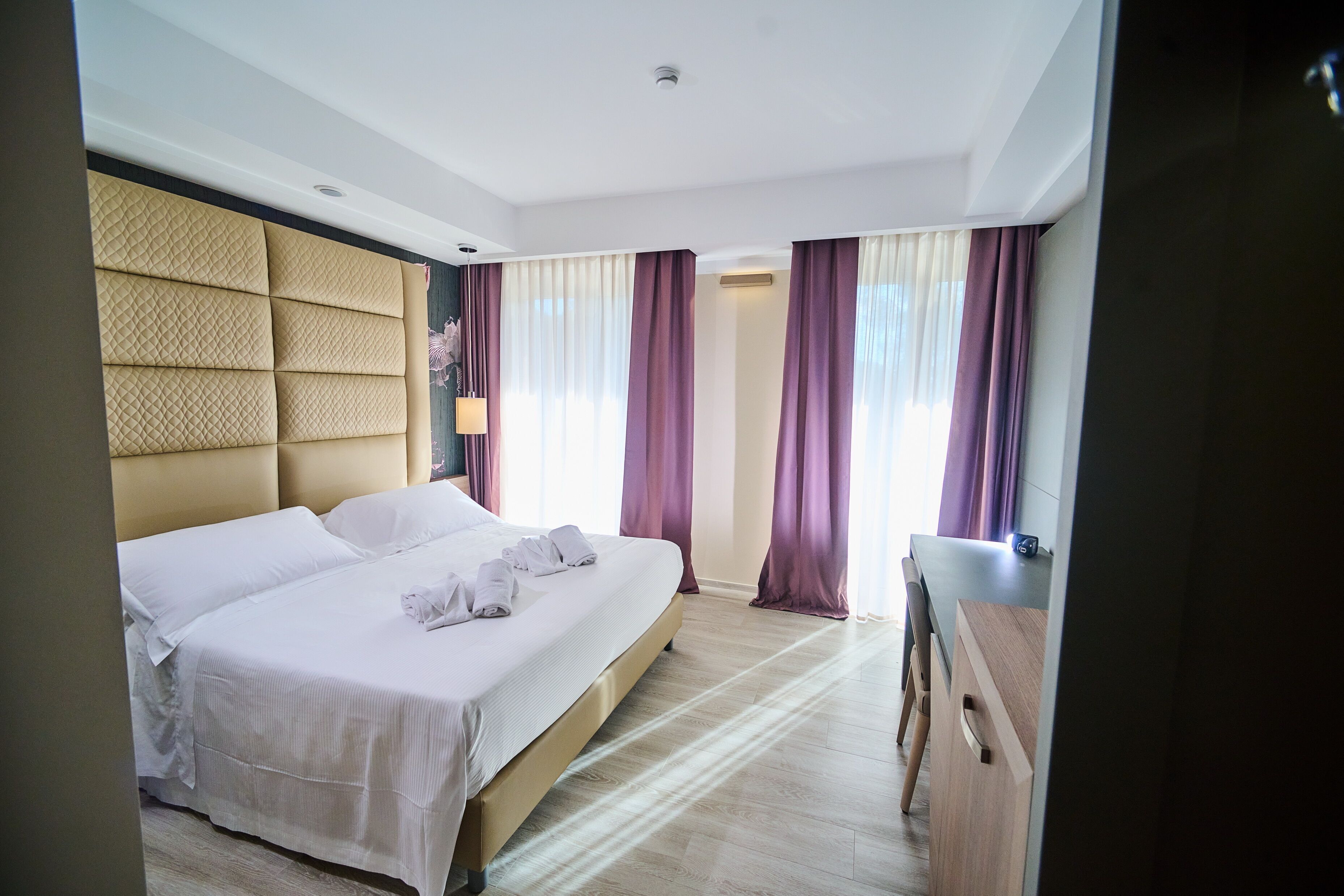 Hochwertige Bettwaren, Daunenbettdecken, Pillowtop-Betten, Minibar