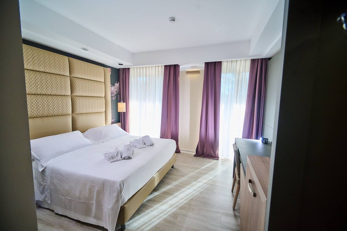 Hochwertige Bettwaren, Daunenbettdecken, Pillowtop-Betten, Minibar