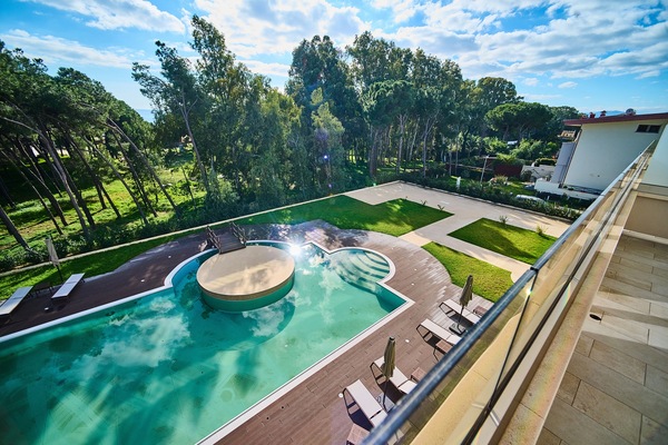 Una piscina al aire libre de temporada, sombrillas
