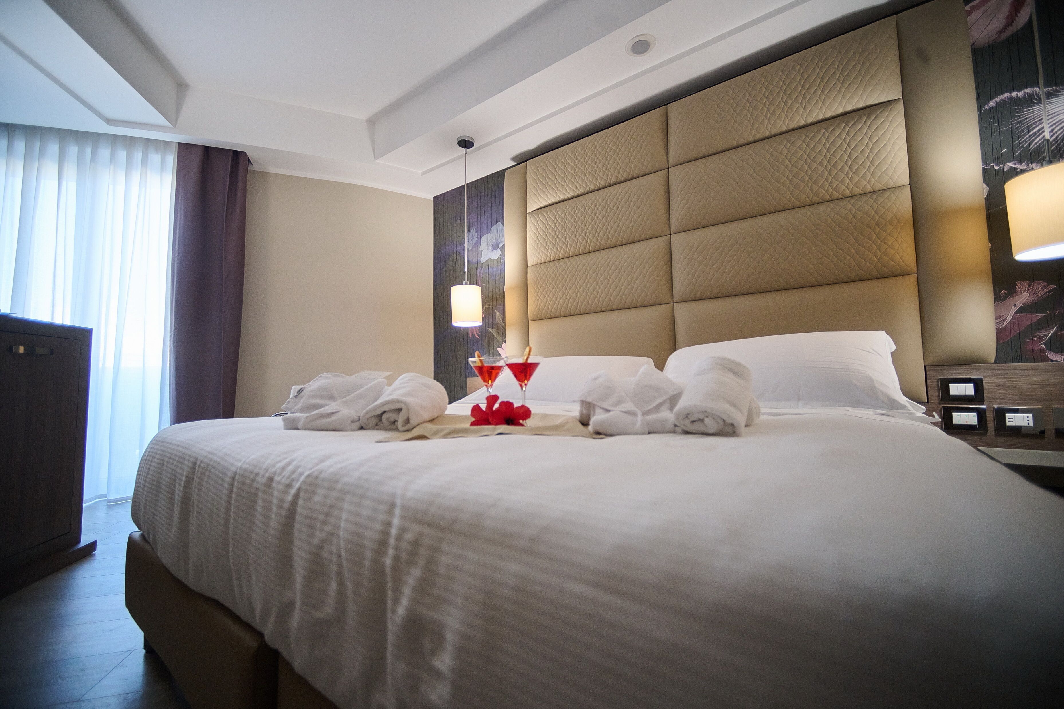 Hochwertige Bettwaren, Daunenbettdecken, Pillowtop-Betten, Minibar