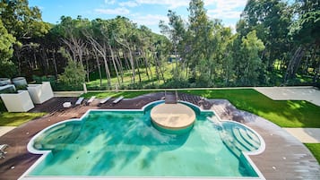 Piscine extérieure (ouverte en saison), parasols de plage