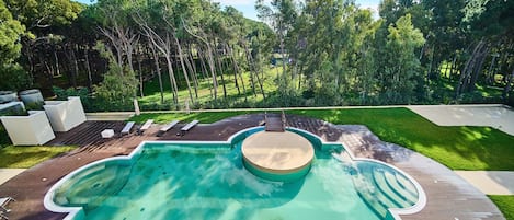 Piscina stagionale all'aperto, ombrelloni da piscina, lettini