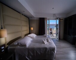 Superior Room | Premium bedding, down comforters, pillowtop beds, minibar