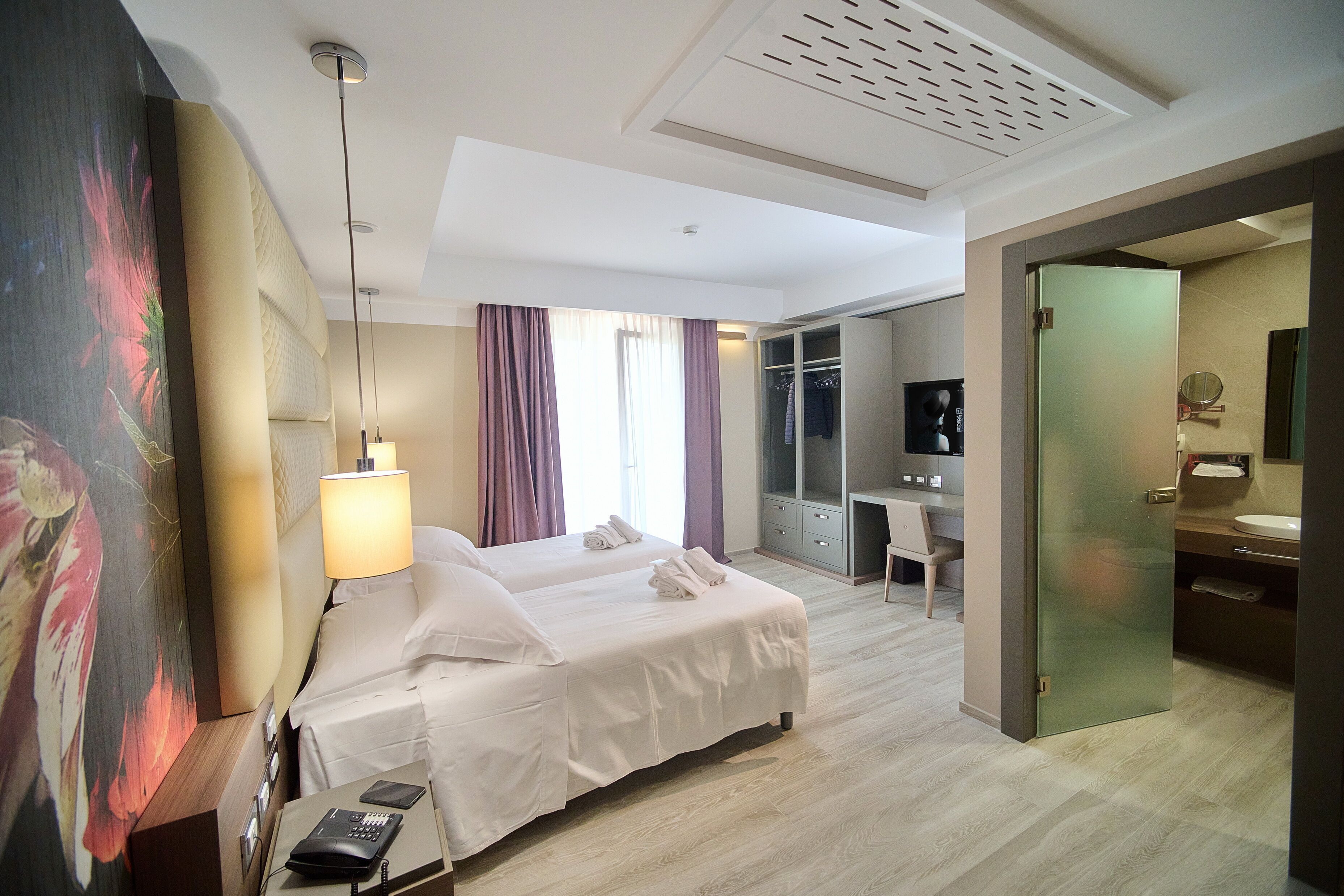 Hochwertige Bettwaren, Daunenbettdecken, Pillowtop-Betten, Minibar