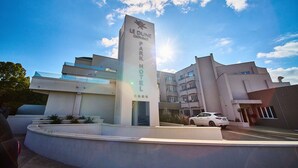 A modern hotel with a prominent sign reading "Le Dune GioVino Park Hotel". - PARK HOTEL LE DUNE DI GIOVINO (Catanzaro)