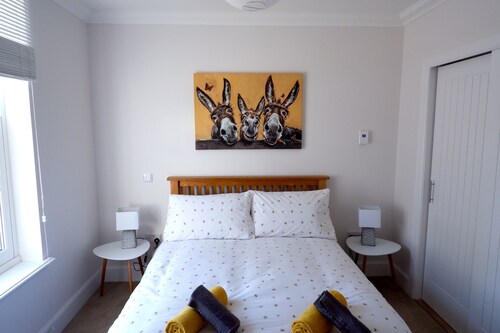 No 7 - Quiet Two Bedroom Ground Floor flat in Tornagrain great for Airport