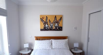 No 7 - Quiet Two Bedroom Ground Floor flat in Tornagrain great for Airport