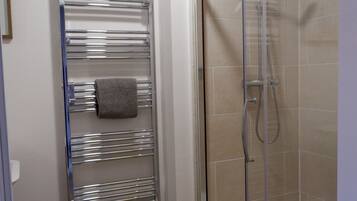 Douche, sĂšche-cheveux, serviettes fournies, papier toilette