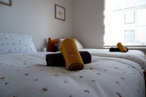 2 bedrooms, iron/ironing board, travel cot, free WiFi - No 7 - Quiet Two Bedroom Ground Floor flat in Tornagrain great for Airport (tornagrain)