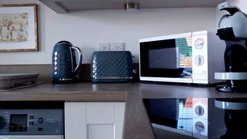 Geladeira, micro-ondas, fogão, cooktop