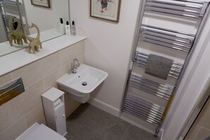 Shower, hair dryer, towels, toilet paper - No 7 - Quiet Two Bedroom Ground Floor flat in Tornagrain great for Airport (tornagrain)