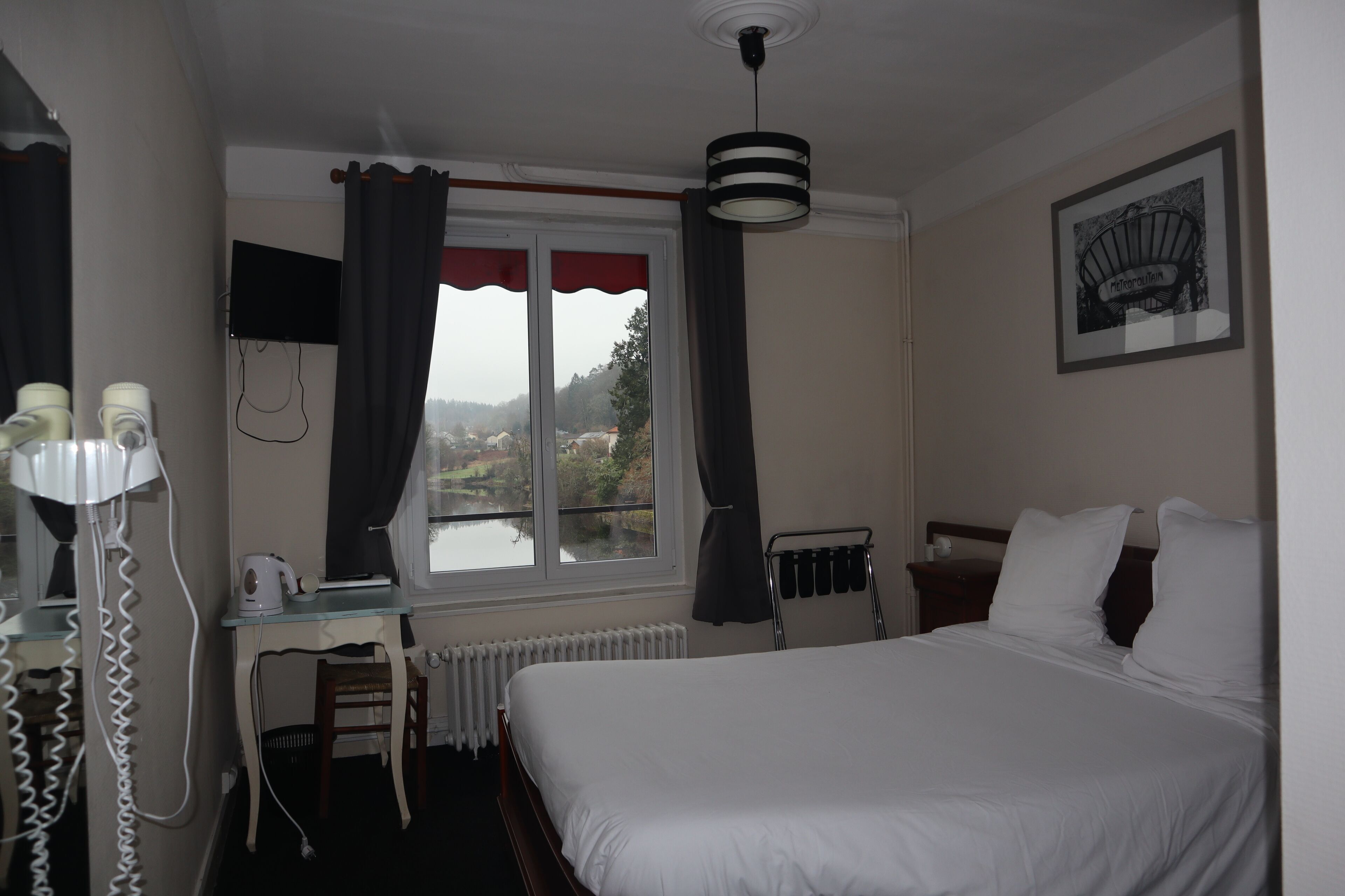Escritorio, cortinas blackout, wifi gratis y ropa de cama 