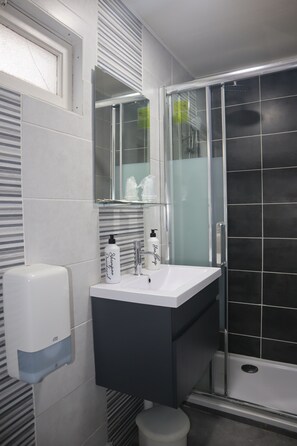 Familien-Vierbettzimmer | Badezimmer | Dusche, kostenlose Toilettenartikel, Haartrockner, Handtücher