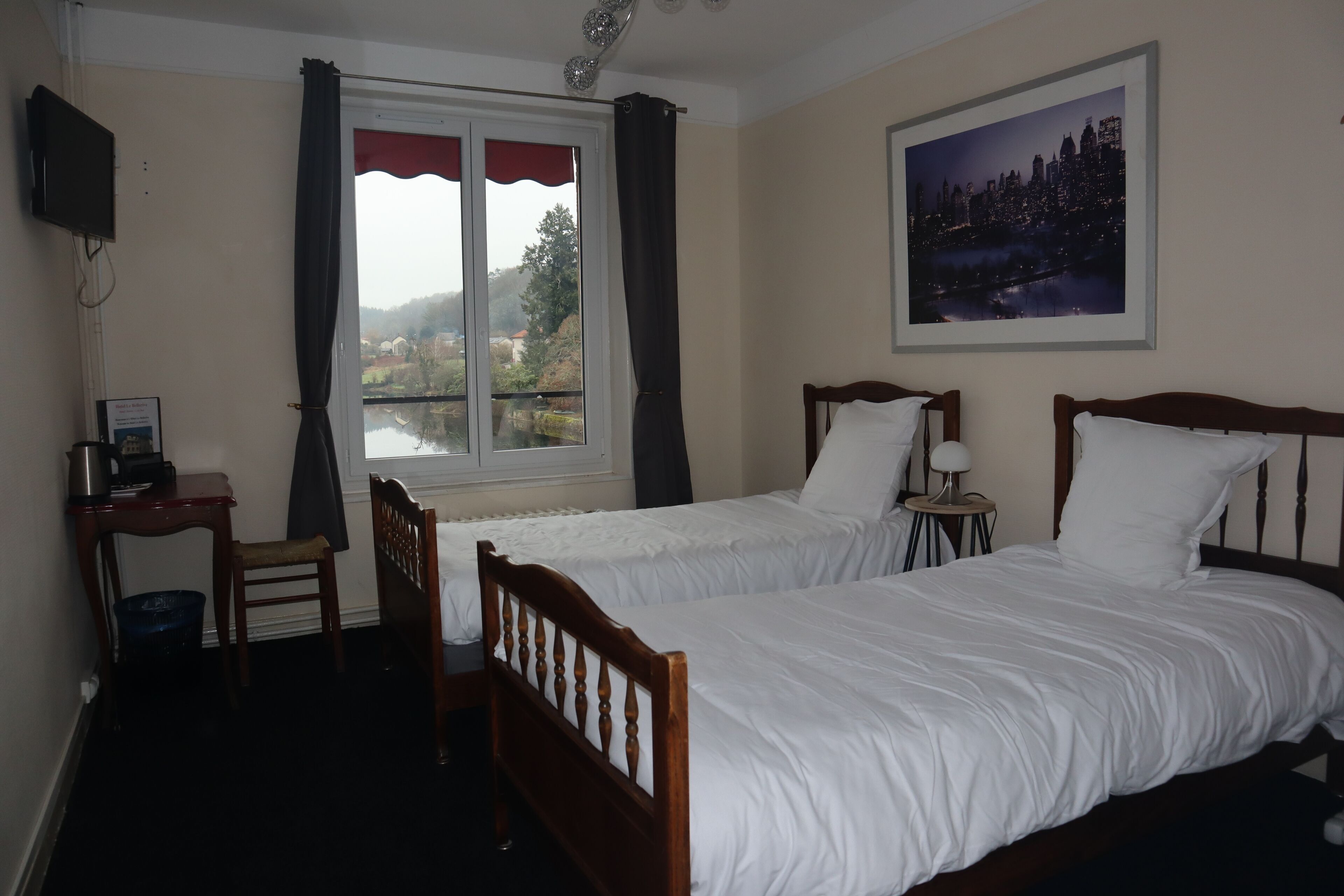 Escritorio, cortinas blackout, wifi gratis y ropa de cama 