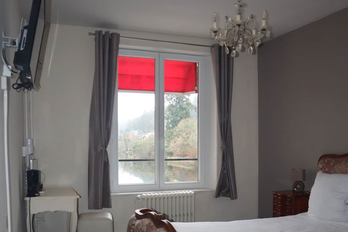 Escritorio, cortinas blackout, wifi gratis y ropa de cama