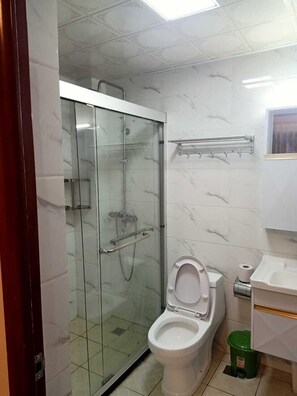 럭셔리 아파트 | 욕실 | 샤워 시설, 무료 세면용품, 슬리퍼, 비데