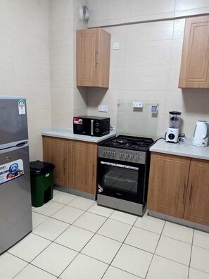 럭셔리 아파트 | 전용 주방 | 냉장고, 전자레인지, 조리 도구/접시/주방 기구, 식탁